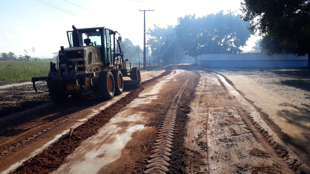 As máquinas da prefeitura não param e a zona rural é beneficiada