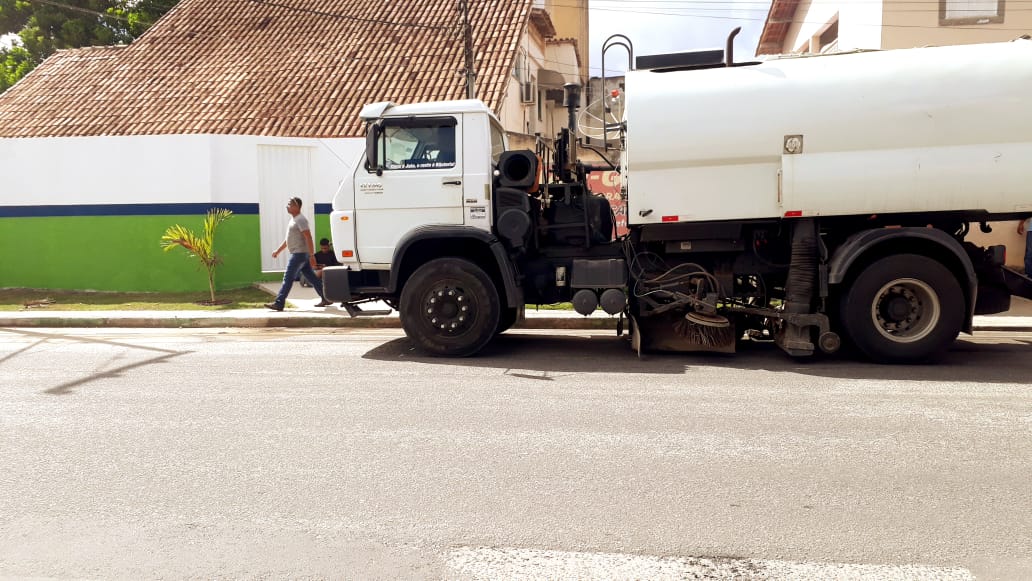Caminhão varredeira intensifica limpeza urbana no município de Eunápolis