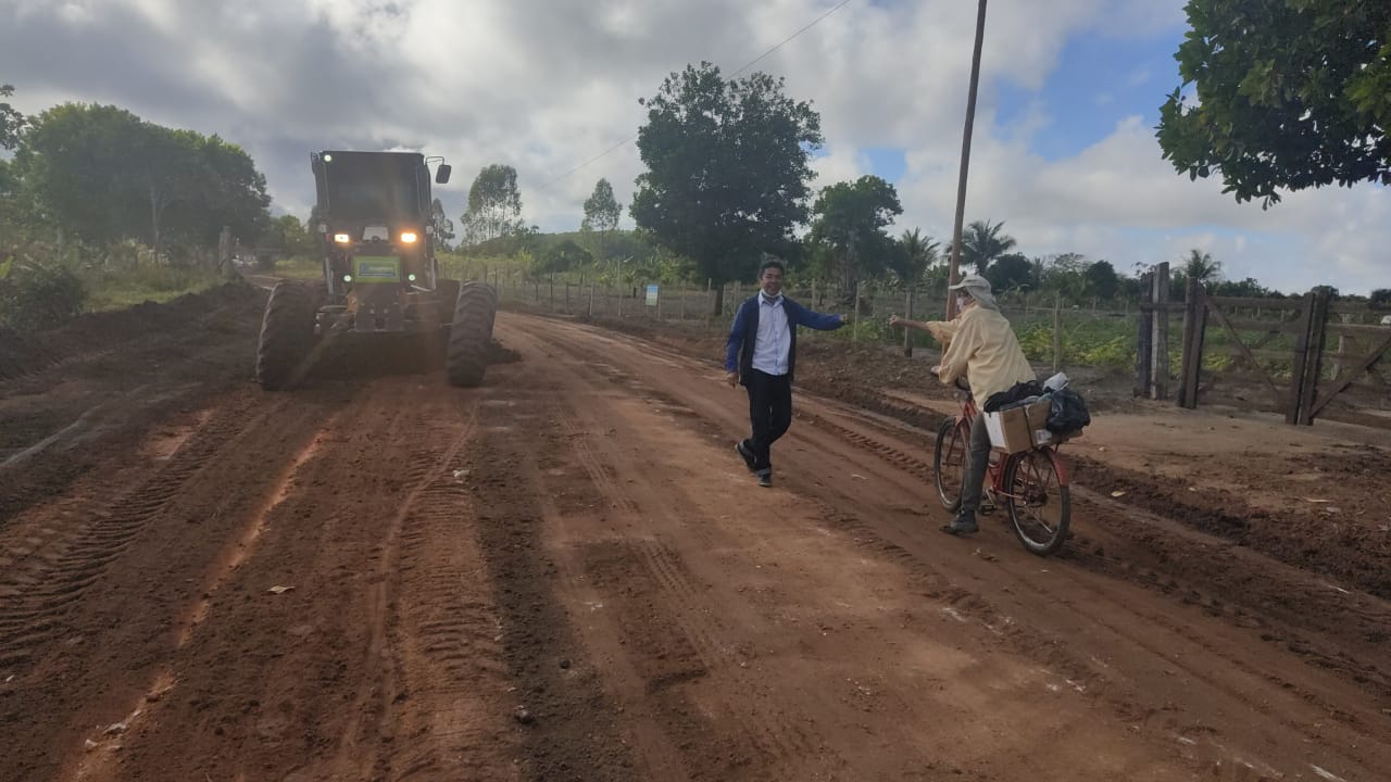 Estradas e ramais sendo patrolados na zona rural de Eunápolis
