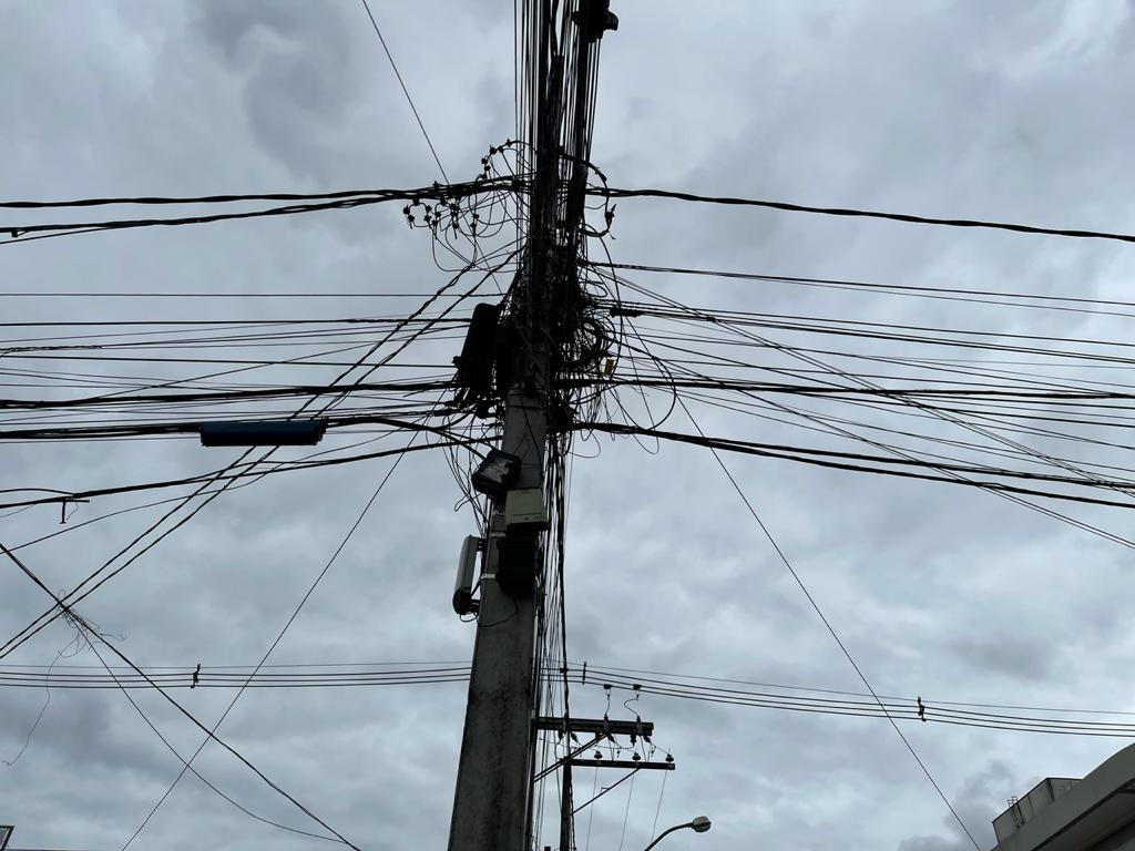 Emaranhado de fios causa poluição nos postes de iluminação pública de Eunápolis