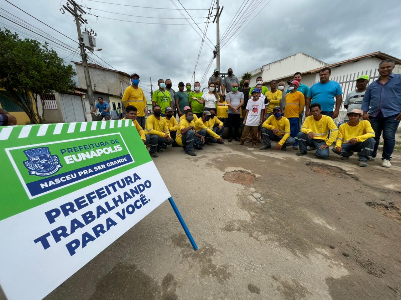 Prefeita Cordélia Torres e equipe operacional da ação de “Tapa-Buracos”