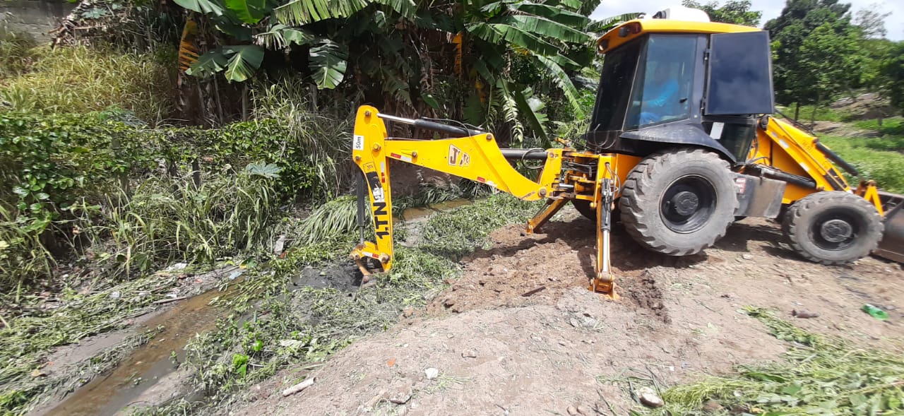 Retroescavadeira retira lixo das margens do Córrego do Gravatá; Serviço vai melhorar capacidade de drenagem da água da chuva