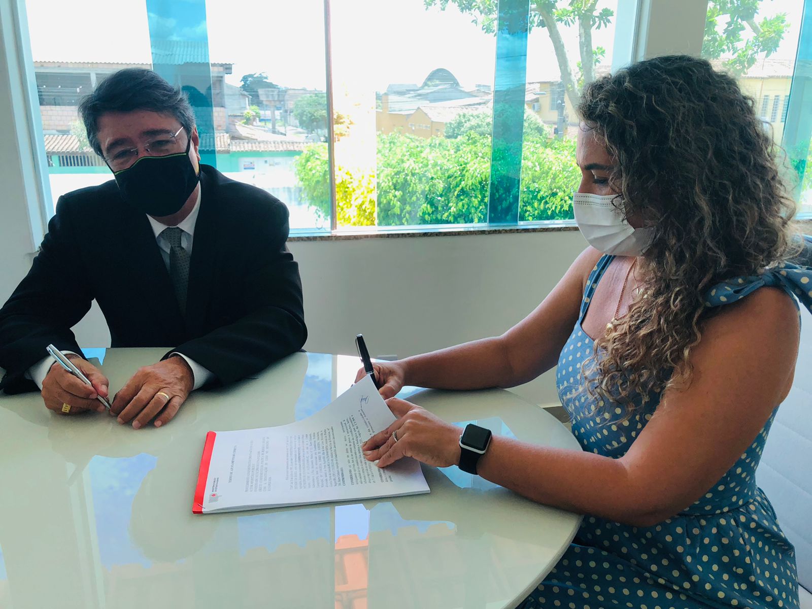  Prefeita Cordélia Torres assina TAC para destinação correta dos resíduos sólidos