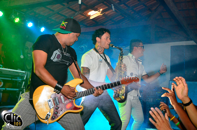 Banda no palco causando delírios aos fãs.