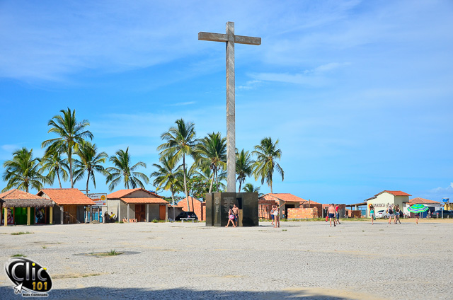 Coroa Vermelha - Monumento marcando a Primeira Missa no Brasil em 26 de Abril do ano de 1500, celebrada pelo Frei Henrique Soares de Coimbra, por ocasião do desembarque da esquadra de Pedro Álvares Cabral, conforme testemunho de Pero Vaz de Caminha em sua histórica carta.