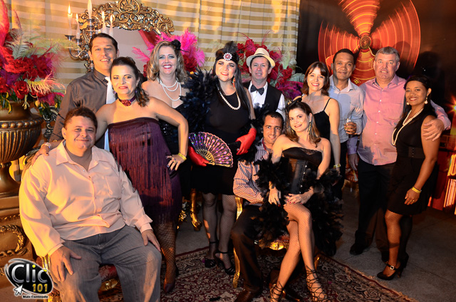 00h26 - CABARET CELEBRATION começando a todo vapor. Salão lotado e mais gente bonita chegando para curtir a super noite