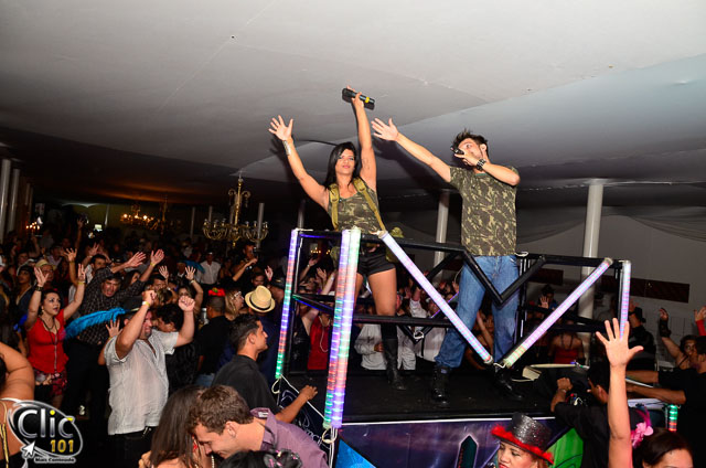 03h10 - Trio GV BRASIL entra em cena no salão e não deixa ninguém parado na pista