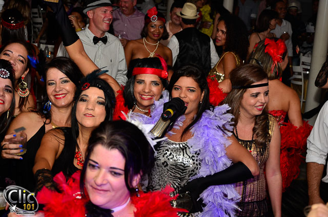 02h07 - Vocalista cai no meio da multidão e anima ainda mais o público