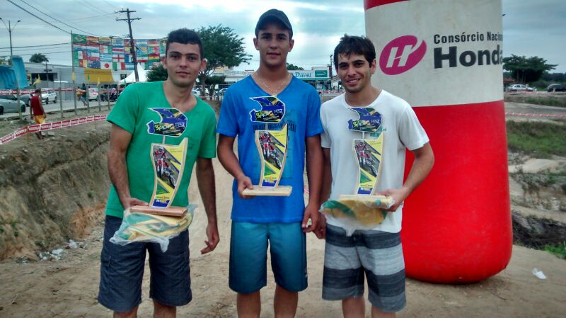 Ângelo Bergamini, Lukas Souto e Toninho Baiano com os troféus de Campeões