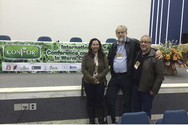 Drª Cláudia de Paula Rezende (Ceplac Cepec / Estação de Zootecnia do Extremo Sul) / Dr. Robert Michael Boddey (Embrapa Agrobiologia) / Dr. José Marques Pereira (Ceplac Cepec)