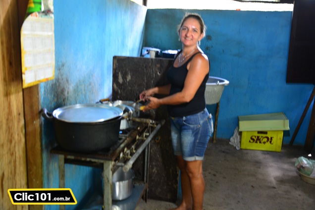 Cida, esposa de |Jorge da Garota, cuidando do almoço para a galera