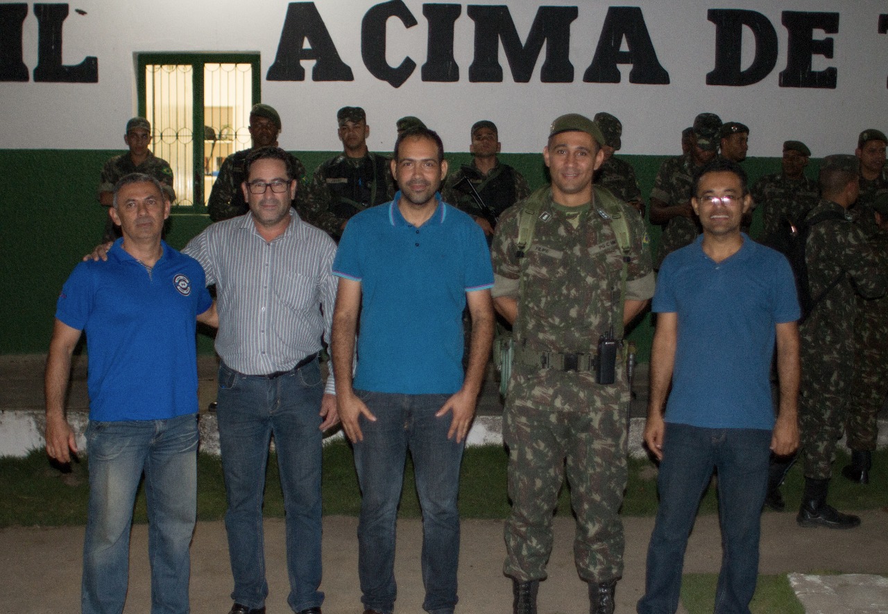 Capitão Filipe ladeado pelo vice-prefeito Téa e pelo prefeito Marcelo Angênica