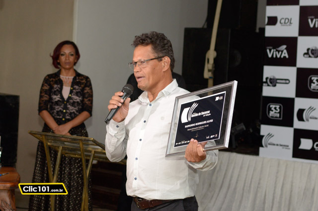Sidivaldo Oliveira recebendo o certificado representando Rai Alves