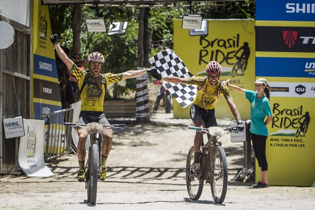 Henrique Avancini e Jiri Novak comemoram vitória (Fabio Piva / Brasil Ride)