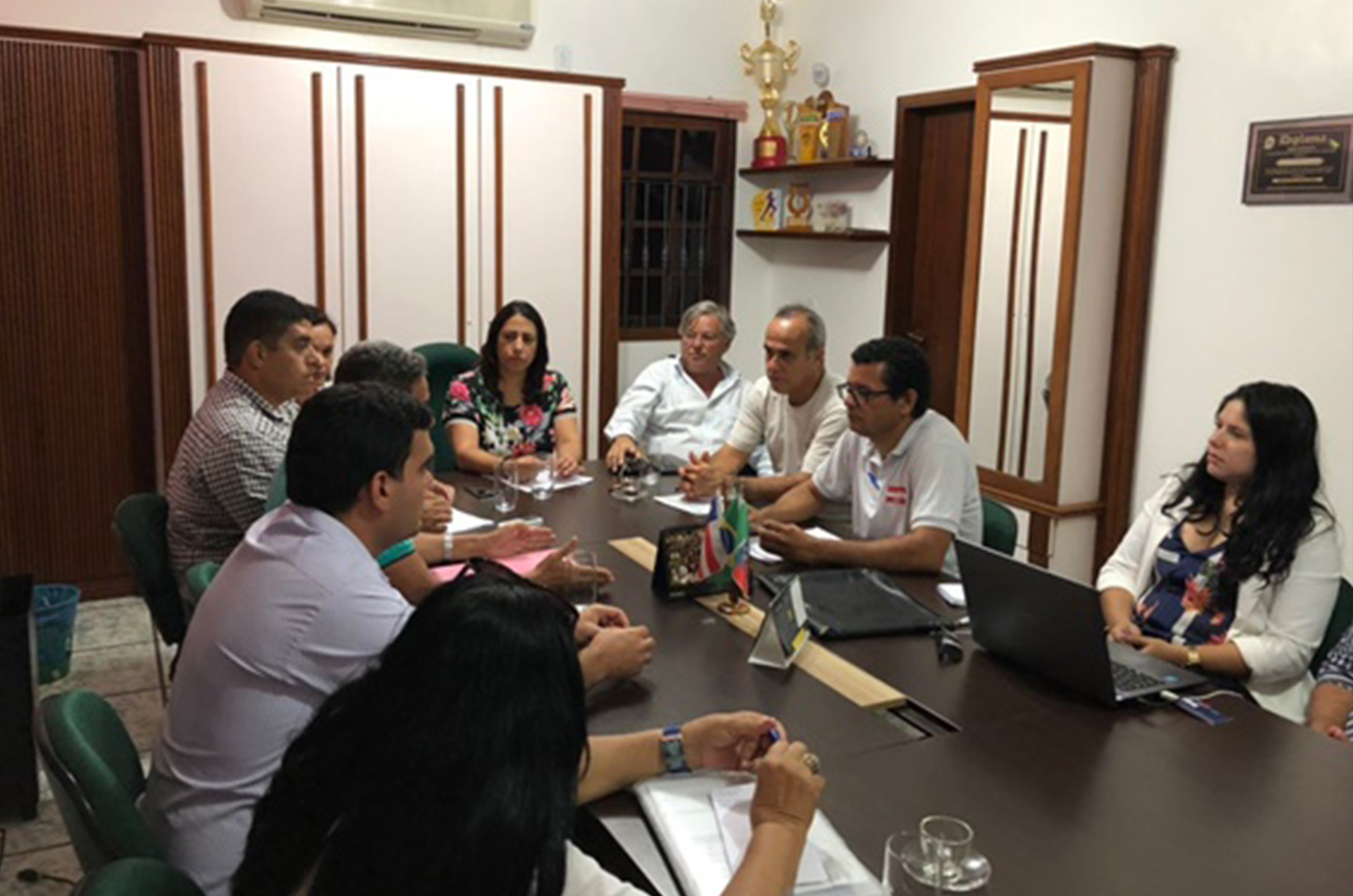 Prefeita Claudia Oliveira dialoga com representantes do Sinsppor