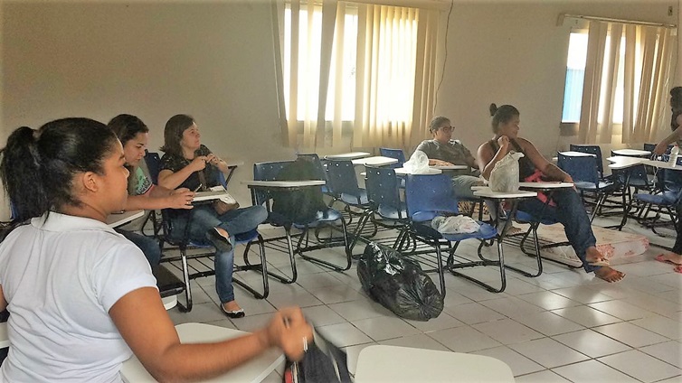 estudantes reunidos com representante da direção do campus