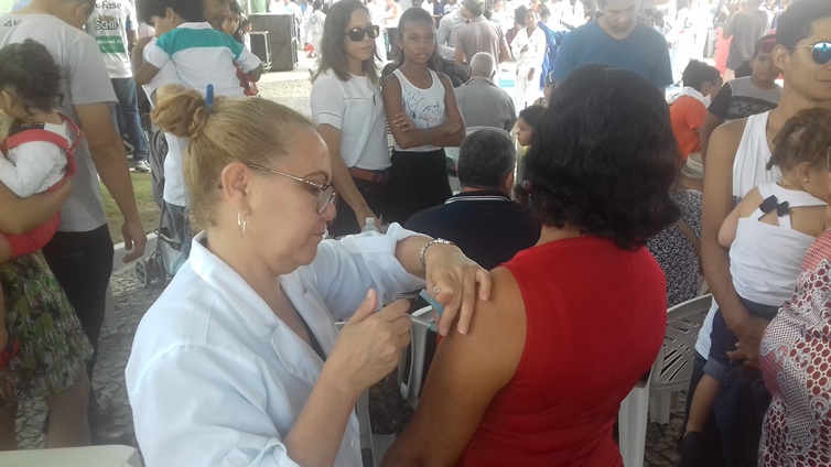 Dia D da vacinação contra gripe H1N1, em 12 de maio, na Praça da Bandeira