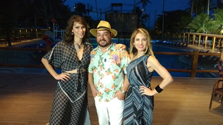Os apresentadores, com o novo conjunto de piscinas ao fundo
