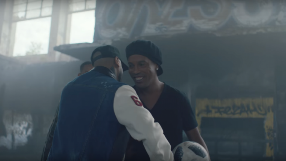 Ronaldinho Gaúcho em participação no clipe oficial da Copa (Reprodução) Foto: LANCE!