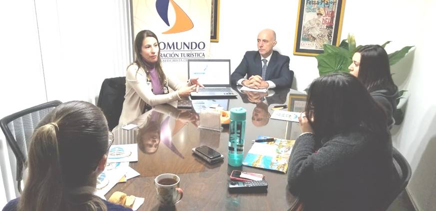 A executiva de contas do PSP Resort para o Mercado Internacional, Sônia Nunes, se reúne com operadores paraguaios