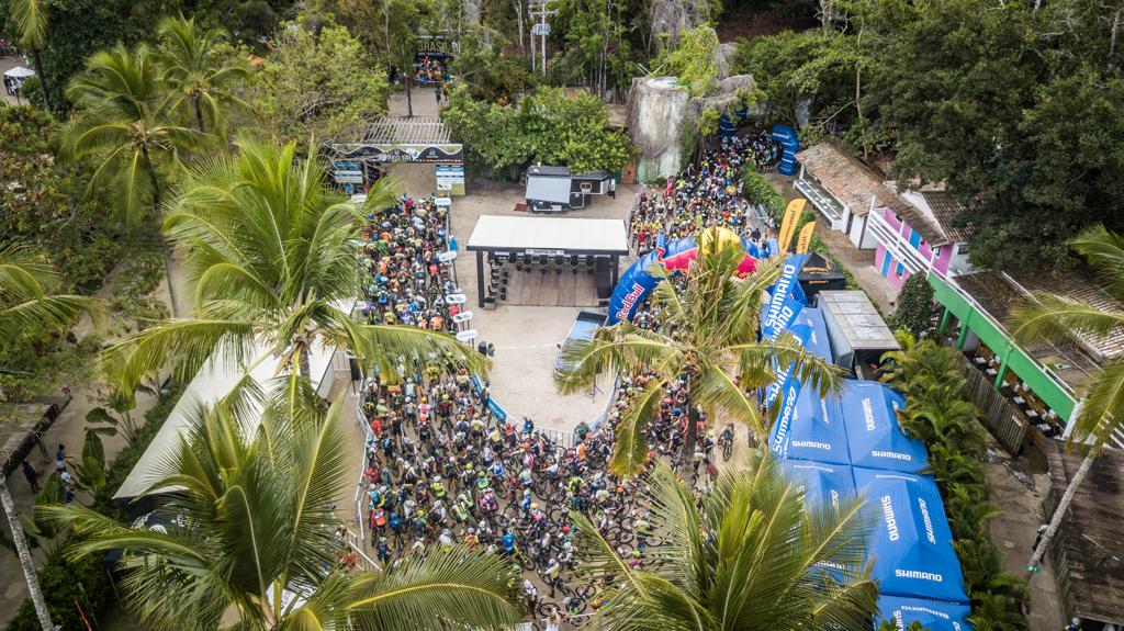Área de largada da Maratona completamente lotada  (Fabio Piva / Brasil Ride) 