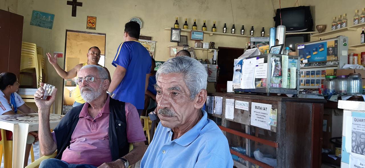 Com os pescadores de Belmonte em um bar da cidade