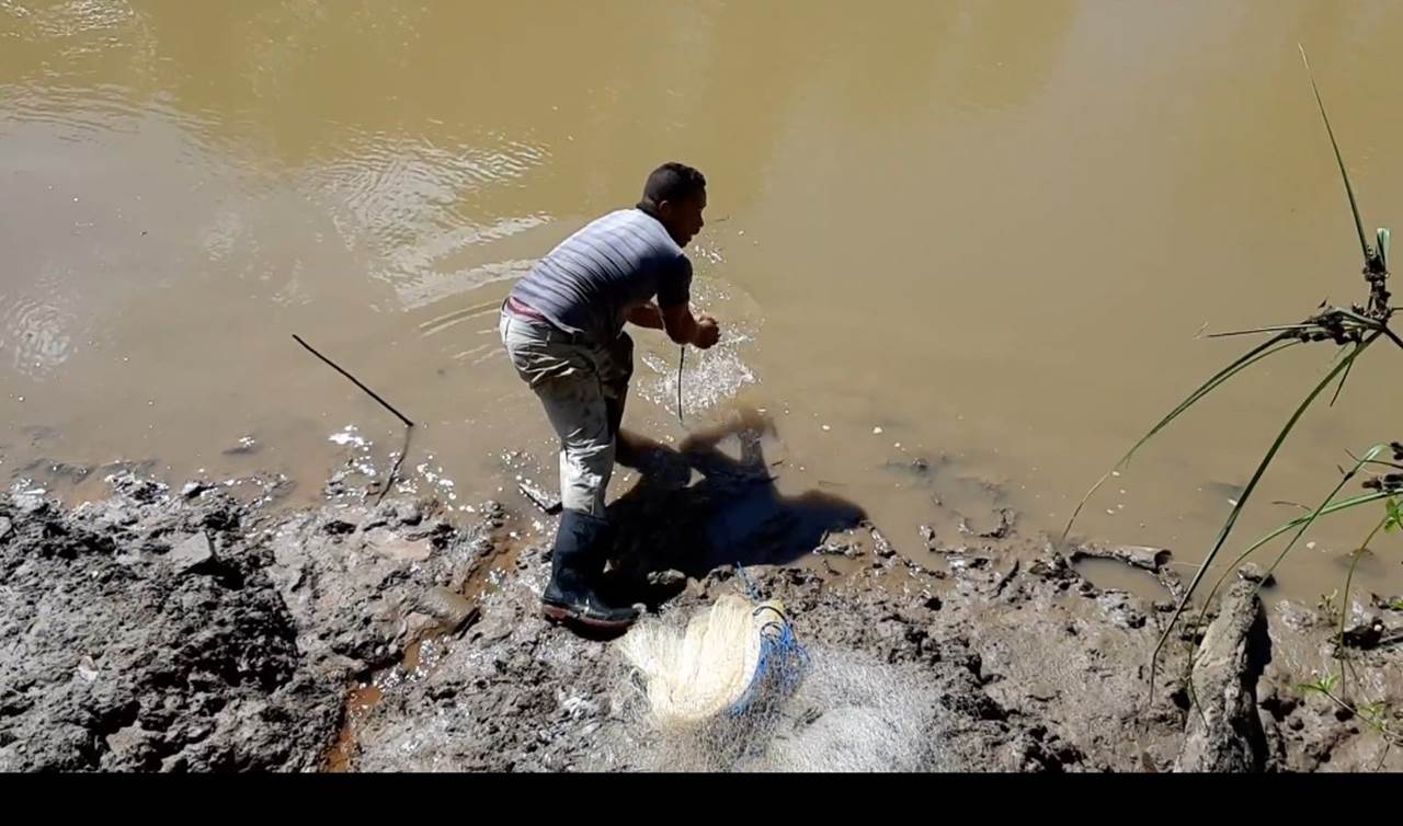 Pescador Iris Albert no rio Passui em Belmonte5