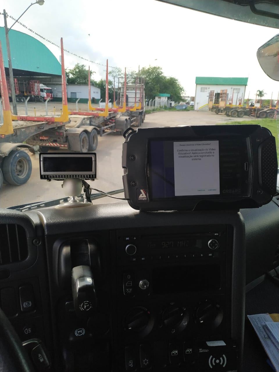 Equipamento instalado dentro das carretas para monitorar o comportamento dos motoristas