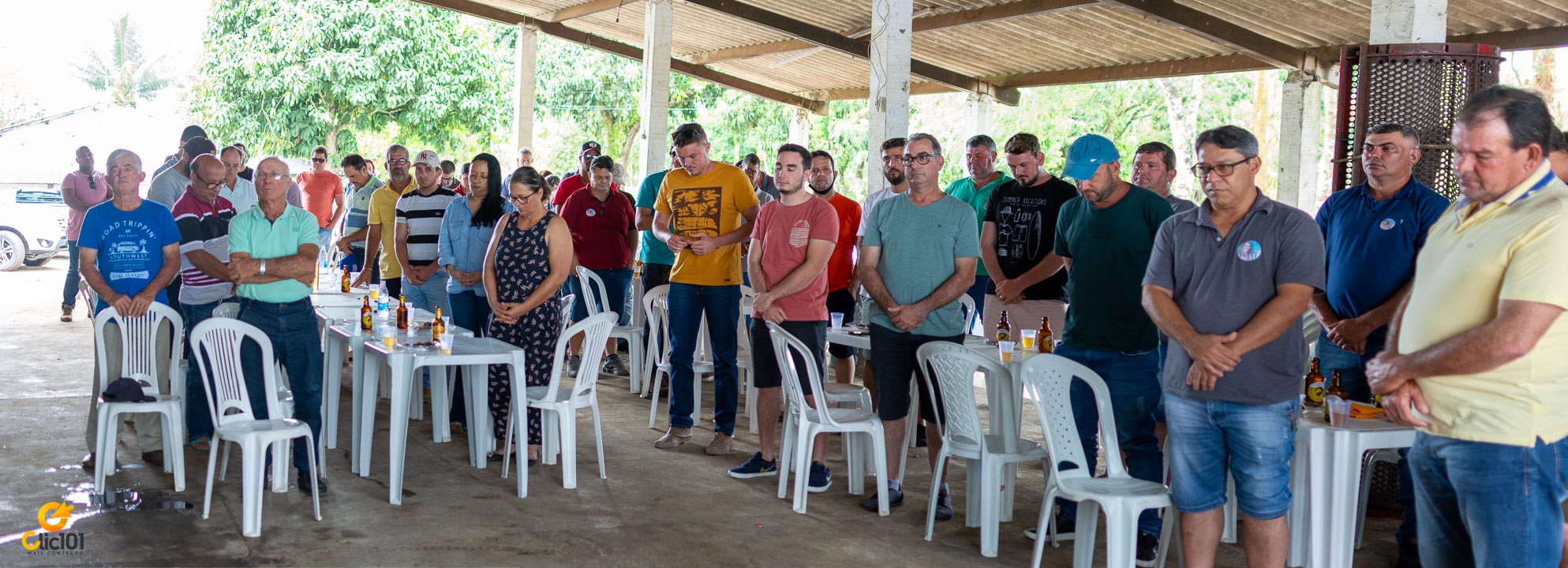 Oração ao início da reunião. 