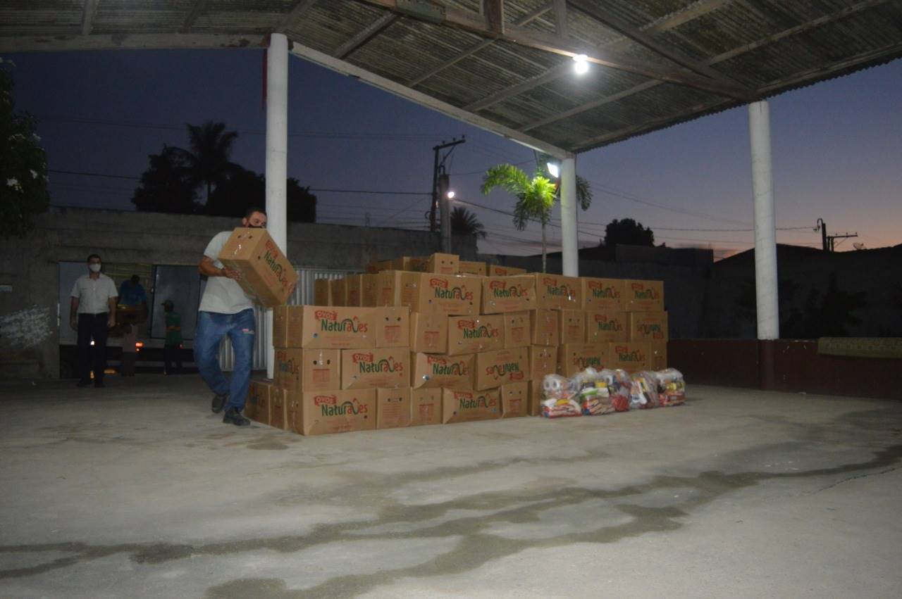 Entrega de cestas no bairro Juca Rosa