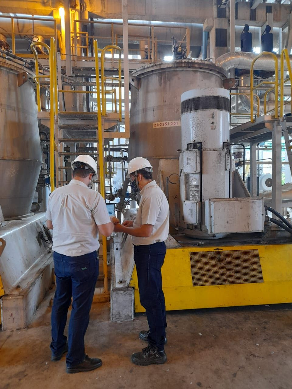 Equipe da Veracel Celulose utilizando a tecnologia de predição de falhas nas máquinas industriais de sua fábrica, localizada em Eunápolis, na Bahia