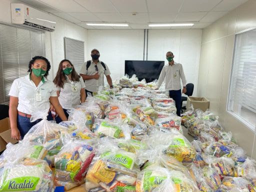 Representantes do time da Veracel realizam a separação dos alimentos