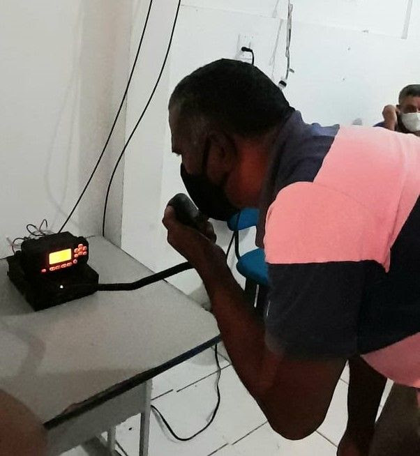 Representante dos pescadores utilizando um dos equipamentos de comunicação