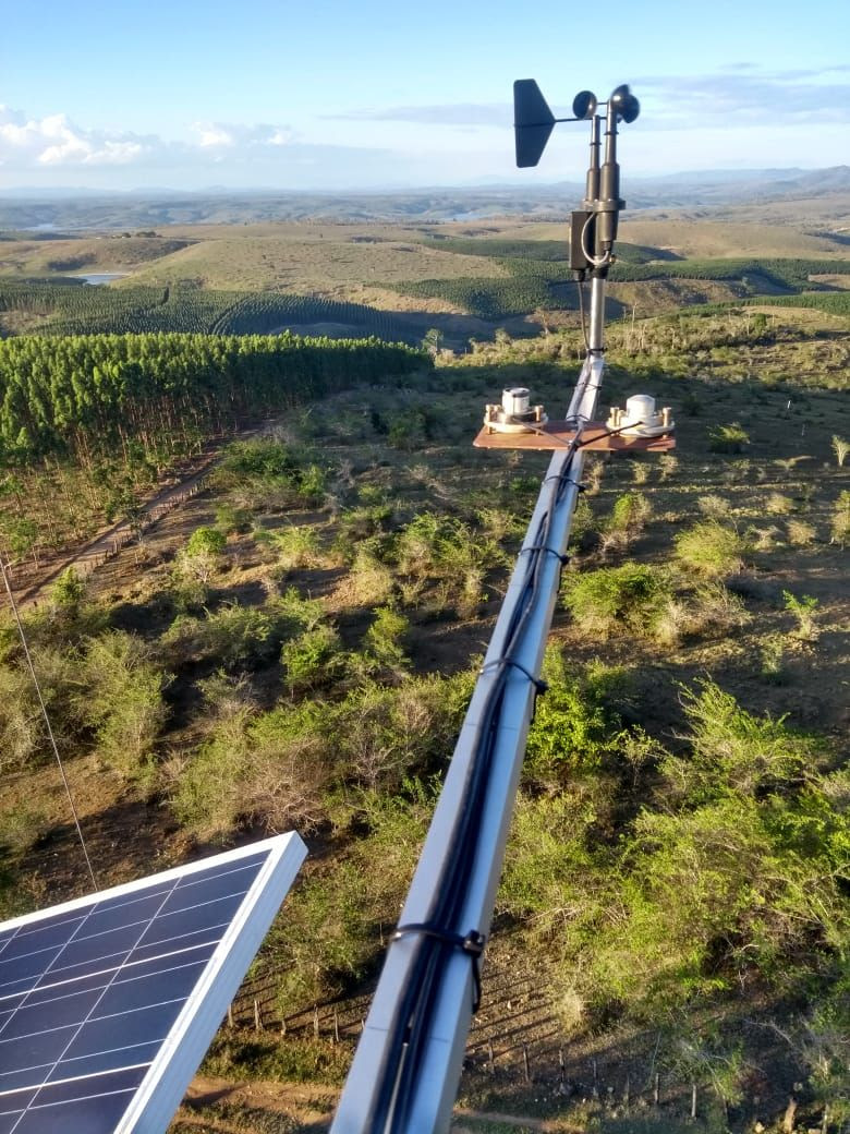 Foto do alto das torres de monitoramento de incêndio, mostrando parte dos equipamentos de monitoramento climático e florestas Veracel ao fundo. (Foto: Divulgação Veracel)
