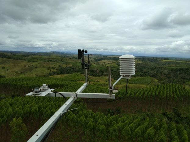 Foto do alto das torres de monitoramento de incêndio, mostrando parte dos equipamentos de monitoramento climático e florestas Veracel ao fundo. (Foto: Divulgação Veracel)