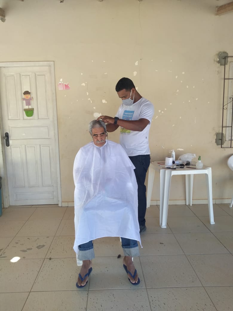 Corte de cabelo foi um dos serviços ofertados durante Dia do Homem no CRAS III