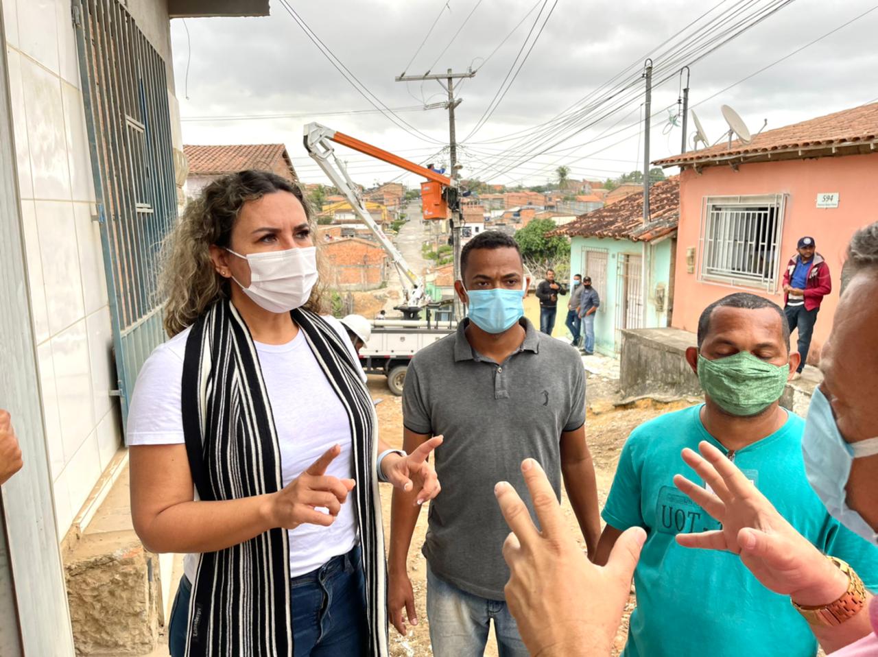 Prefeita conversa com a população sobre o desenvolvimento da ação