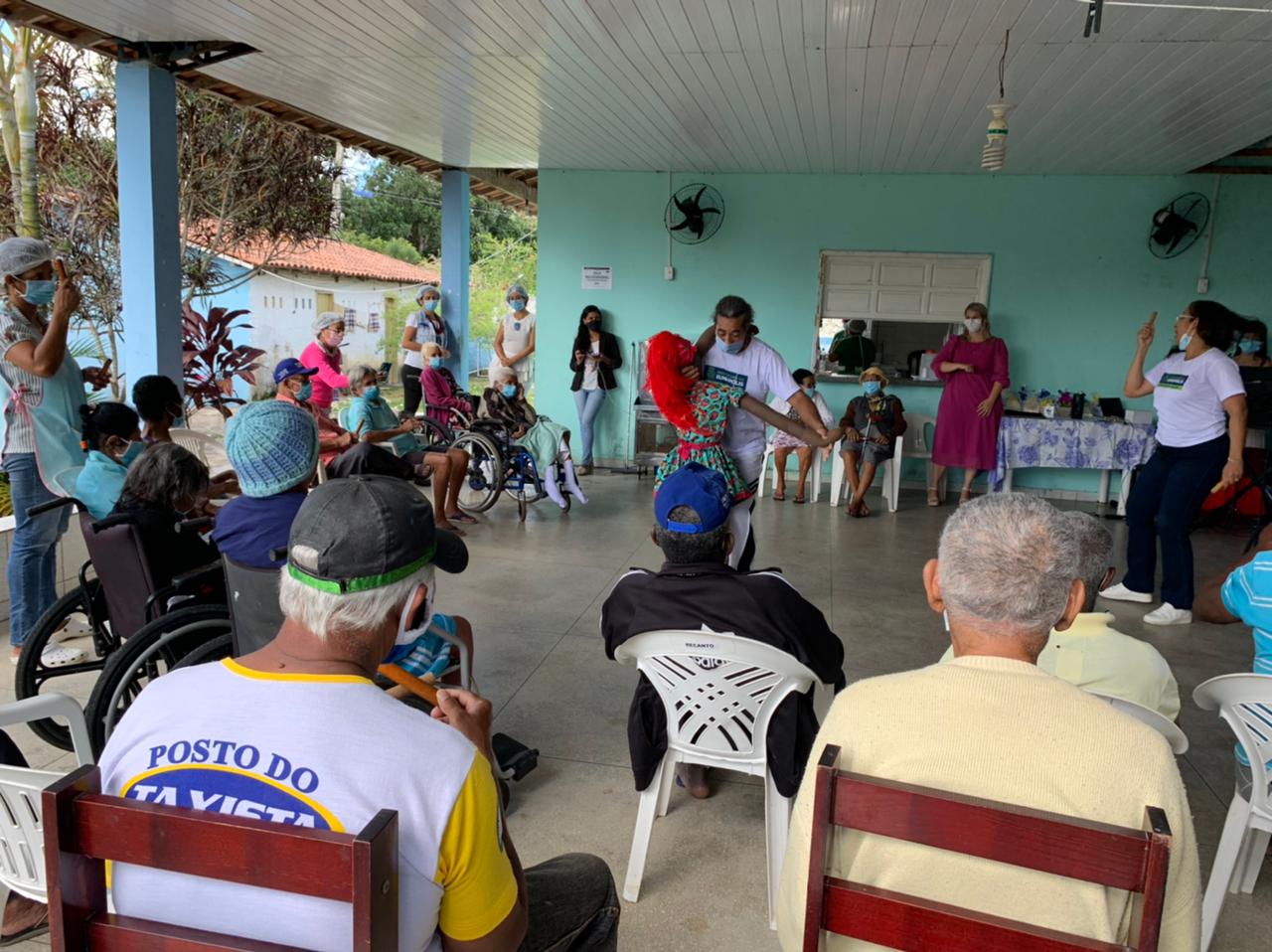 Idosos assistiram à apresentação de dança durante comemoração