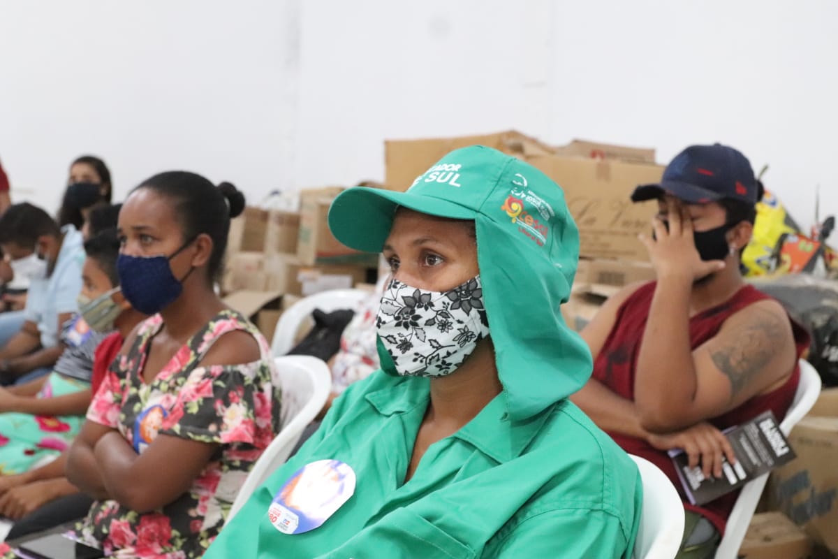 Catadora Itânia Monteiro de Souza agradeceu pelos kits e equipamentos