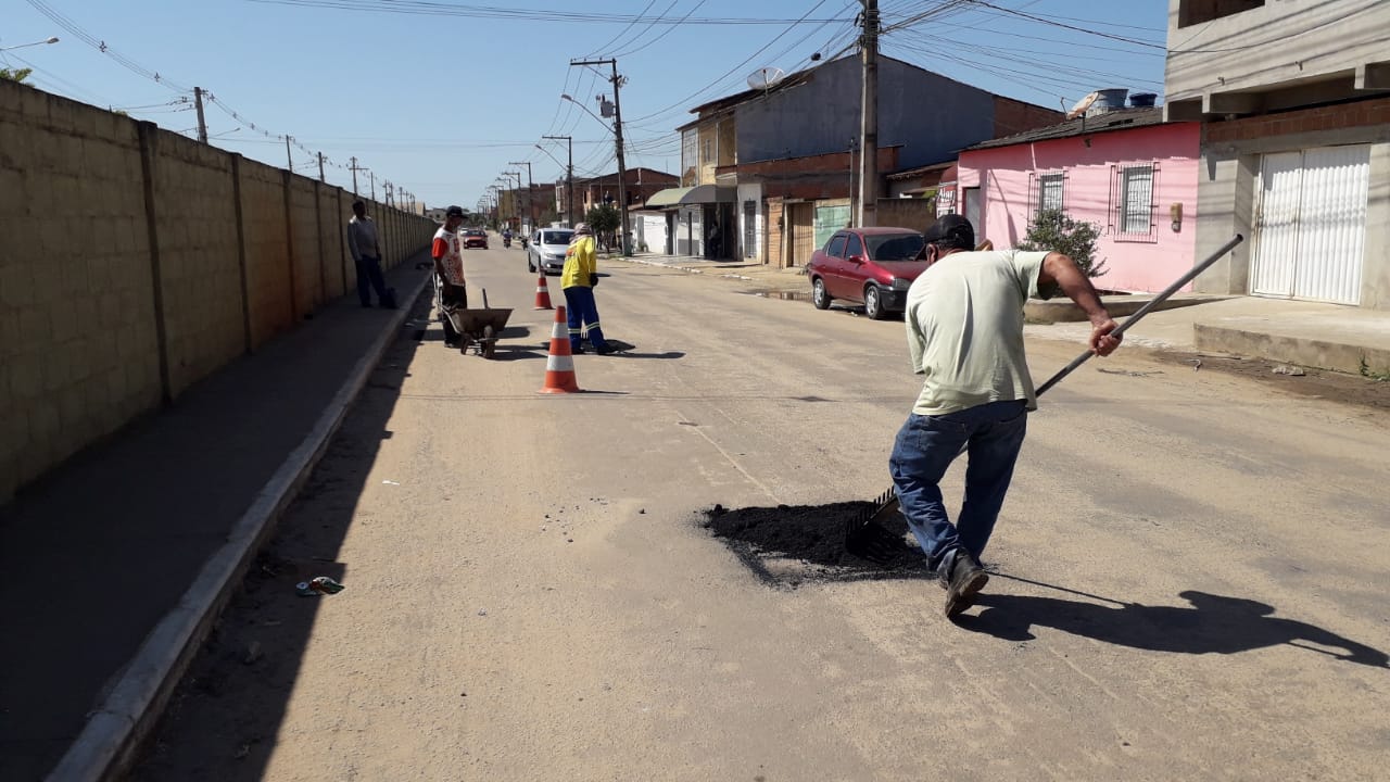  Buracos em diversas ruas da cidade estão sendo tapados com massa asfáltica