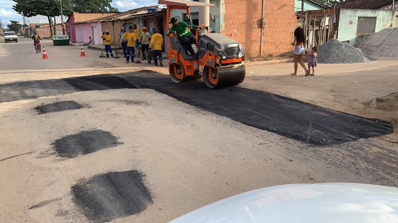 Equipe operacional utiliza rolo compactador na 