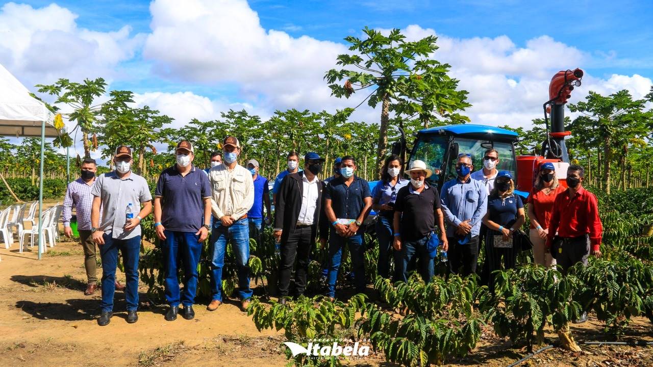 Produtores rurais reunidos em Dia de Campo