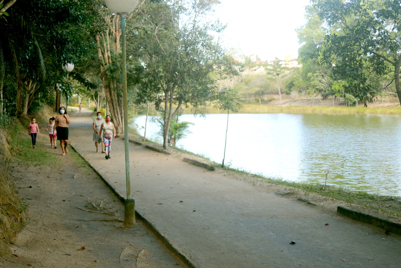 Moradores fazem caminhada no Parque Ecológico Gravatá