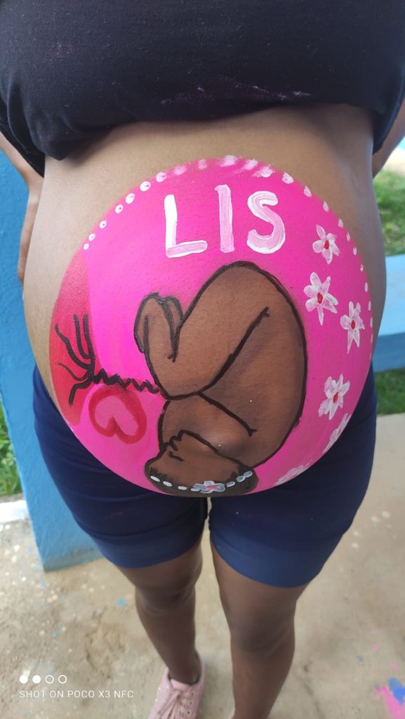 Arte na barriga de mulher grávida foi uma das atividades do evento