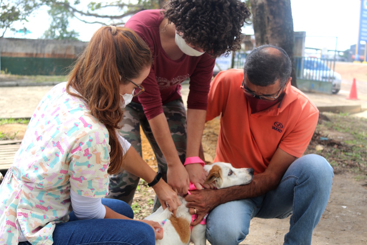 Moradores levaram animais para receber imunização no CCZ