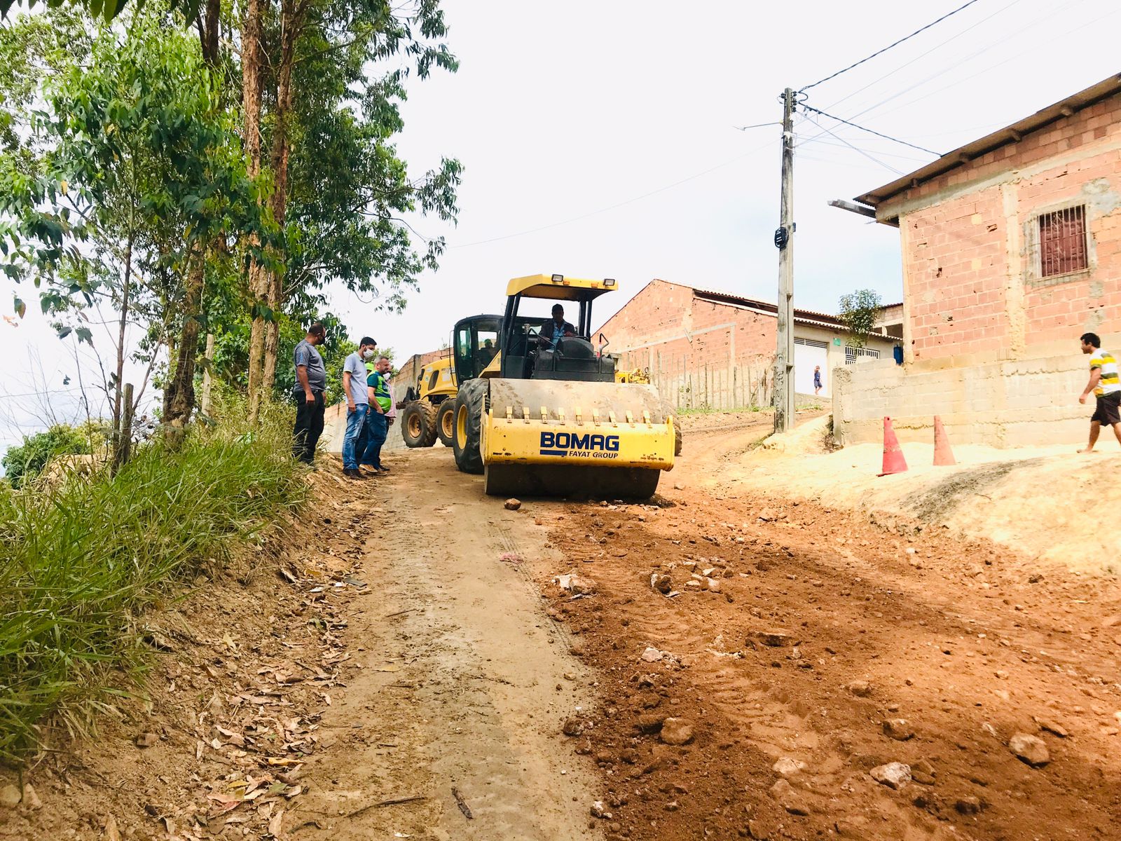 Equipe operacional atua com auxílio de rolo compactador em projeto de revitalização