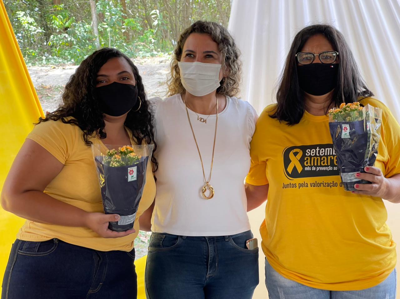 Cordélia distribuiu flores em comemoração ao Dia da Secretária