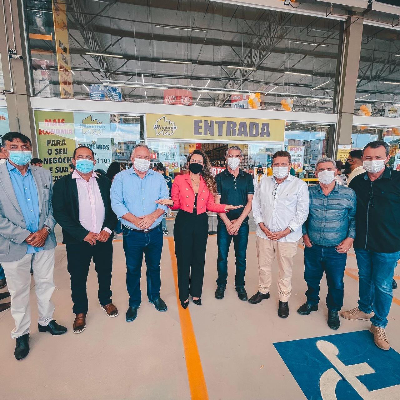 Cordélia, secretários municipais e políticos participam da inauguração de hipermercado