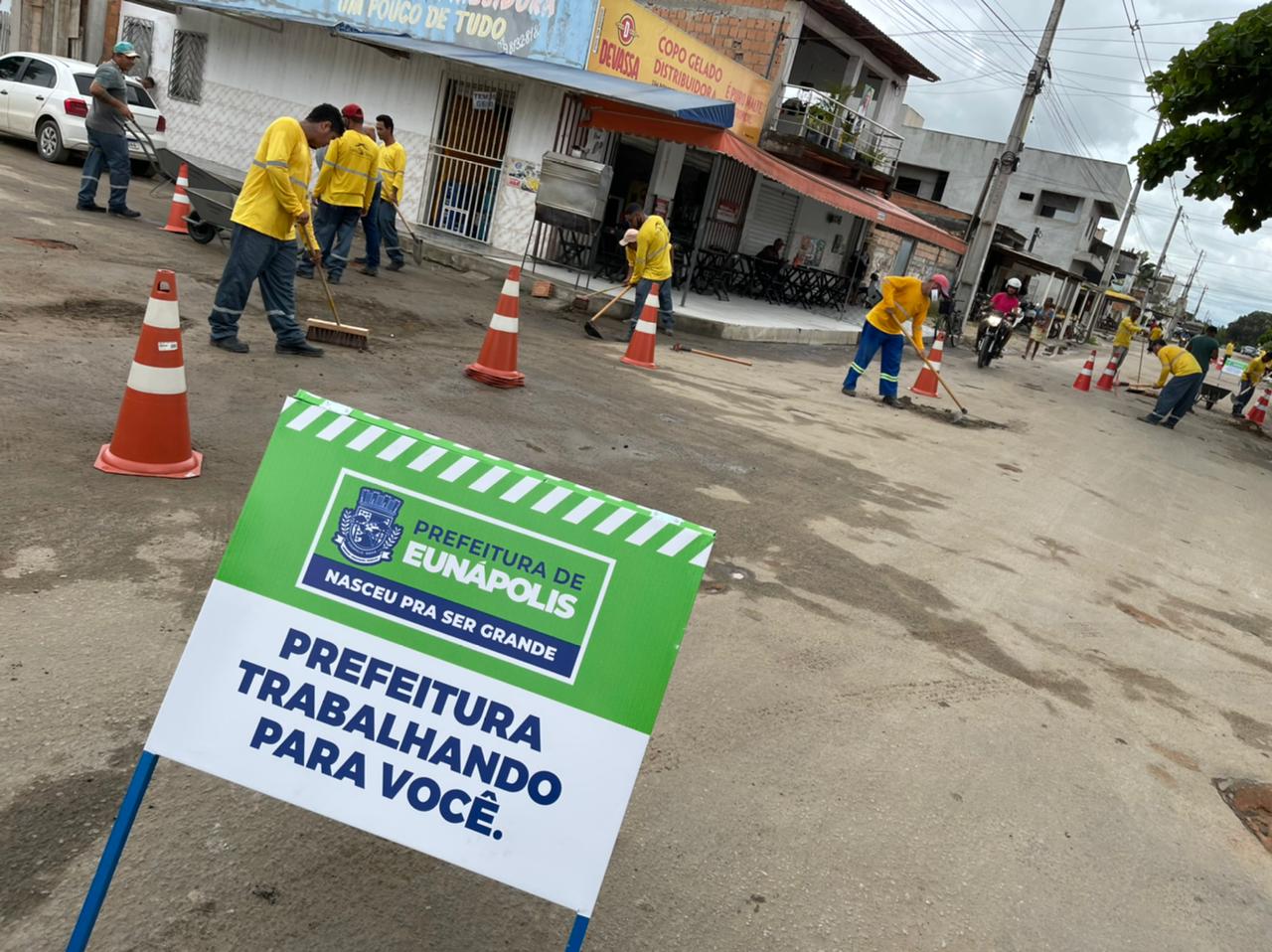 Equipe operacional atua na frente de serviço de infraestrutura urbana