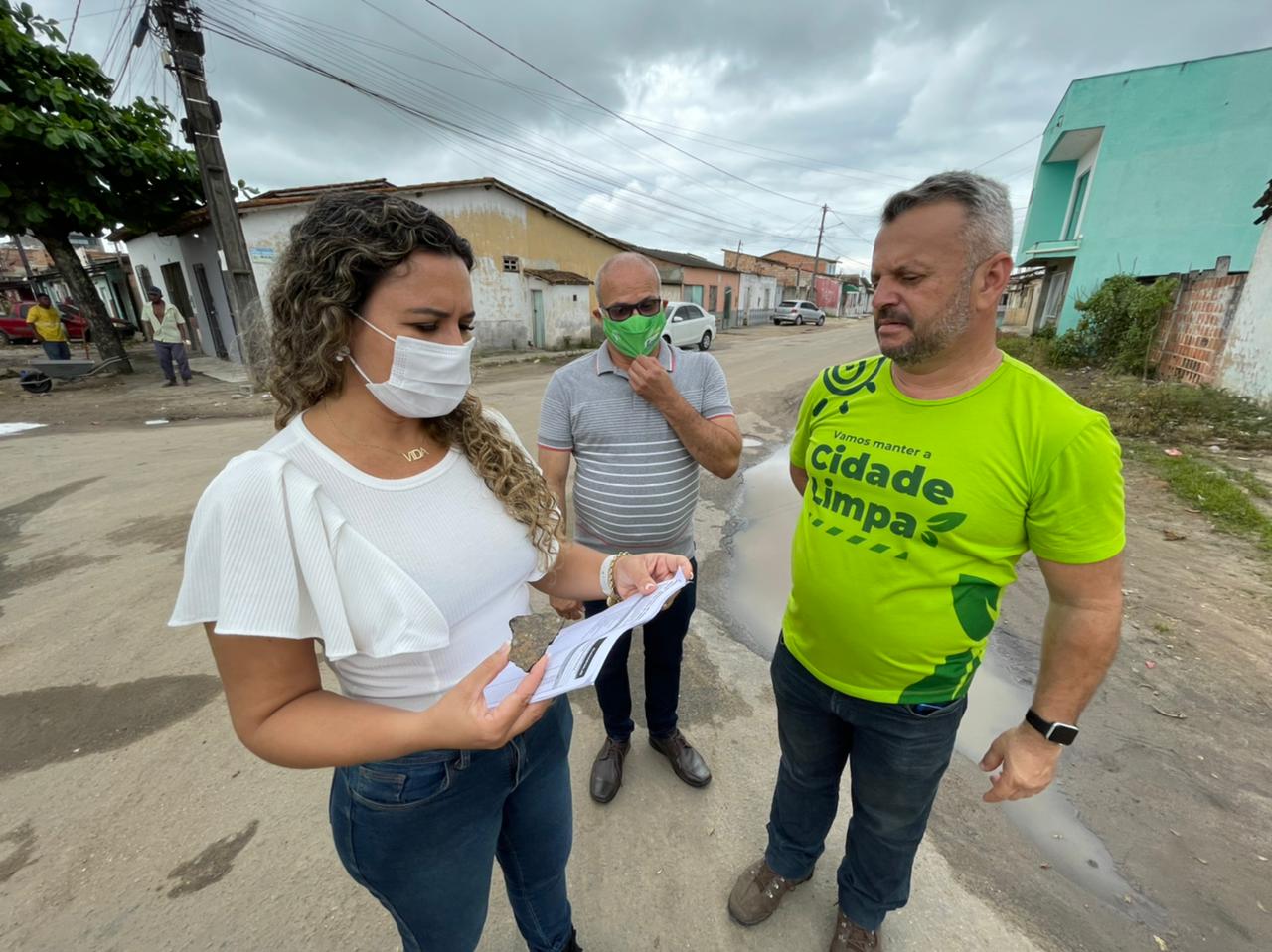 Prefeita Cordélia Torres acompanhada dos secretários Luís Carrilho e Sandro Lopes